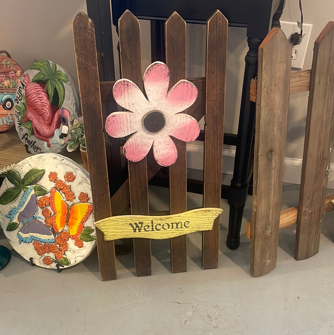 4 Welcome Fence